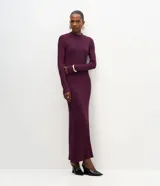 Vestido midi de punto acanalado color bordó, con cuello redondo y mangas largas. Presenta un diseño ajustado en el torso que se extiende hacia una falda con caída fluida.