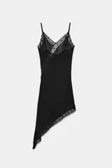 Vestido midi de estilo lencero confeccionado en viscosa, con escote en pico, tirantes finos y detalle de encaje a tono. Presenta un diseño con bajo asimétrico.
