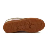 Championes casuales para mujer, modelo Bamtelo PU de Diadora. Diseño de corte bajo con paneles de cuero sintético color crema y paneles centrales con estampado floral en tonos rosados, beige y verde. Cordones de color rosa fuerte y suela de goma color caramelo.