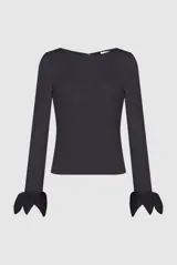 Blusa negra de manga larga con diseño ajustado, escote redondo y detalles de lazos amarrados en los puños.