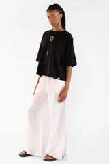 Remera negra de manga corta, confeccionada en 100% algodón con diseño clásico de cuello redondo y corte holgado.