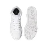 Zapatillas Adidas de caña media, color blanco, con las tres tiras laterales perforadas y suela de goma cosida.