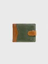 Billetera de cuero bicolor combinando verde militar y marrón tostado, con diseño plegable y cierre de presilla con botón a presión.