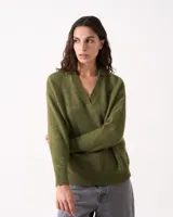 Sweater de punto color rosado, con cuello polo y escote en V. Tiene manga larga con puños ajustados y ruedo en punto ajustado.