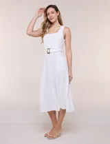 Vestido midi blanco de la marca Nina Leonard, sin mangas y con escote cuadrado. Cuenta con corte en la cintura, bolsillos laterales con solapa, falda fluida con detalle de frunce inferior e incluye un cinturón del mismo género con hebilla carey.