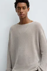 Jersey de punto calado confeccionado en hilatura de cáñamo, con un diseño de calce relajado, cuello amplio y manga larga.