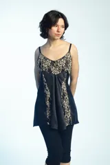 Musculosa de satén negro con inserciones de encaje beige con motivo floral en el escote y los laterales, tirantes finos y silueta acampanada.