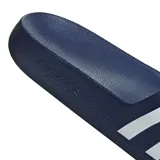 Ojotas adidas modelo Adilette Aqua, color azul marino con las tres tiras características de la marca en color blanco sobre la banda superior.