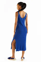 Vestido midi sin mangas de tejido de punto con hilo lurex brillante color azul, con escote redondo y aberturas laterales.