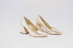 Zapatos de tacón color fucsia con textura croco, punta fina y tacón cuadrado forrado en cuero.