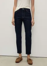 Jeans mom-fit de tiro alto color azul oscuro, con cinco bolsillos, presillas para cinturón y cierre de cremallera y botón.