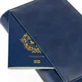 Billetera azul con cierre de cremallera y logo de la marca Baleine grabado en la parte inferior.