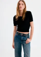 Jeans de tiro medio con diseño de pierna ancha y efecto desteñido, confeccionados 100% en algodón.