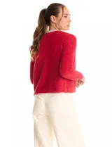 Chaqueta de tejido mohair color rojo, con cuello a la base decorado con bordado de perlas y canutillos. Presenta cierre frontal con broche interno, bolsillos simulados y detalles de apliques brillantes en los bordes.