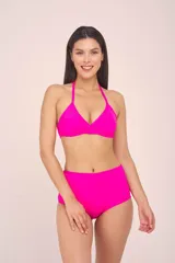 Conjunto de bikini fucsia con corpiño triangular con tirantes finos y bombacha de tiro alto.