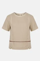 Blusa de lino color beige, de manga corta y cuello redondo, con detalles de bordados geométricos en contraste.