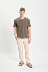 Pantalón casual color beige confeccionado con lino y elastano, de corte recto y largo hasta el tobillo.