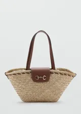 Bolso de mano y hombro de fibra natural trenzada tipo paja, con detalles de cuero sintético marrón, doble asa de hombro, solapa frontal con cierre metálico dorado y forro interior de tela.
