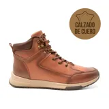 Bota de vestir de cuero color marrón con cordones y suela beige.