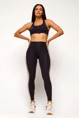 Top deportivo negro con cierre frontal, espalda cruzada y logo estampado en el pecho. Cuenta con abertura interna para copas removibles.