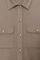 Cazadora corta color gris topo con cuello solapa, manga larga y bolsillos con solapa en el delantero. Cierre frontal con botones dorados.