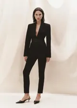 Vestido midi de punto fino con cuello alto, manga larga y diseño recto. Presenta una abertura lateral en el bajo.