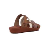 Sandalias de cuero color suela y marrón, con diseño de tres tiras cruzadas en el empeine y tira ajustable con velcro en el talón. Cuenta con suela plana y cómoda.