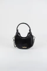 Cartera mini hobo estructurada de cuero negro, decorada con arandelas metálicas doradas en toda la superficie. Cuenta con asa corta de mano y correa de cadena metálica extraíble.