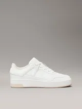 Zapatillas urbanas Calvin Klein de estilo basket, color blanco, confeccionadas en cuero sintético, con suela cupsole y logo CK Jeans en el lateral.