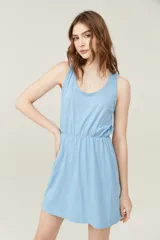 Vestido corto de algodón color salmón, sin mangas, con cuello redondo y cintura elastizada.