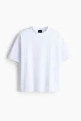 Remera de algodón con corte oversized, cuello redondo acanalado y diseño de hombros caídos.
