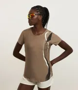 Remera deportiva Get Over de manga corta y cuello redondo, confeccionada en microfibra de poliéster y elastano color marrón. Presenta un diseño estampado de ondas verticales en contraste sobre el lateral izquierdo.