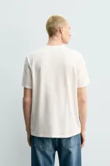 Camiseta de corte regular, con cuello redondo y manga corta, perteneciente a la colección especial Origins.