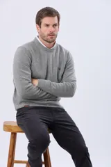 Pantalón de pana de corte recto y cinco bolsillos, con cierre de botón y cremallera, y detalles metálicos personalizados.