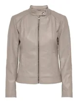 Chaqueta estilo motociclista color gris topo, de cuero sintético, con cuello mao y cierre frontal con cremallera.