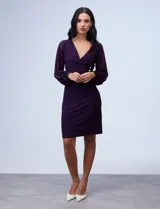 Vestido azul de RM Richards en seda fría, con escote en V cruzado, cintura drapeada, mangas largas de gasa y aplique de botones en el lateral.