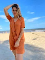 Vestido corto de morley color rojo con botones grandes.