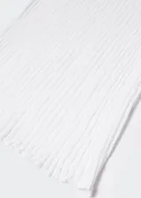 Top sin mangas de punto fino con diseño de canalé y textura desagujada. Presenta cuello redondo y un corte entallado.