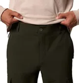 Pantalón cargo de corte recto y estilo técnico, color verde oliva. Confeccionado en tejido elástico resistente a la humedad y manchas, cuenta con múltiples bolsillos laterales con cierre a presión, bolsillos traseros y presillas utilitarias en la cintura.