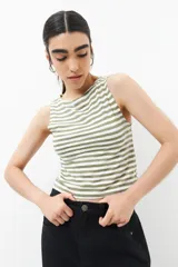 Musculosa a rayas horizontales color verde y blanco, sin mangas y de corte ajustado.