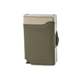 Billetera porta tarjetas de cuero color verde oliva y beige, con capacidad para varias tarjetas y sistema de eyección automática.