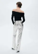 Pantalon de corte recto y tiro bajo con acabado metalizado plateado. Presenta diseño tipo cuero con cierre oculto de botón, gancho y cremallera, además de bolsillos de ribete en la parte posterior.