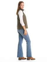 Chaleco capitoneado color verde oliva, con cuello alto, cierre frontal completo y bolsillos laterales. El interior está completamente forrado en símil piel para mayor calidez.