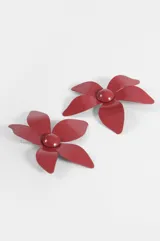 Caravanas de metal con diseño de flor de cinco pétalos en color rojo.