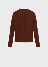 Cardigan de punto fino color marrón chocolate, con diseño entallado, cuello redondo y cierre frontal completo con botones pequeños. Presenta textura acanalada y mangas largas.