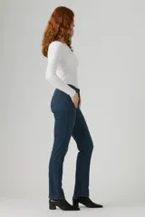 Pantalón de jean corte recto con tecnología shaping, tiro medio y cierre frontal con botón y cremallera. Presenta un lavado azul oscuro clásico con costuras en contraste.
