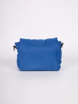 Bandolera rectangular color verde lima, acolchada, con correa ancha negra regulable y logo "Piece Cake" bordado en negro.