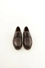 Zapato de vestir acordonado para hombre, confeccionado en 100% cuero vacuno negro con diseño clásico, punta redonda y suela con detalle de costura visible.