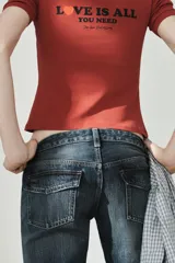 Camiseta de algodón de corte regular, con cuello redondo y manga corta. Presenta un estampado con texto a contraste en el frente y bajo recto.