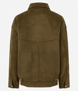 Campera de gamuza sintética color marrón, con cuello inglés, cierre frontal con botones metálicos, bolsillos delanteros y elástico en el bajo y puños.